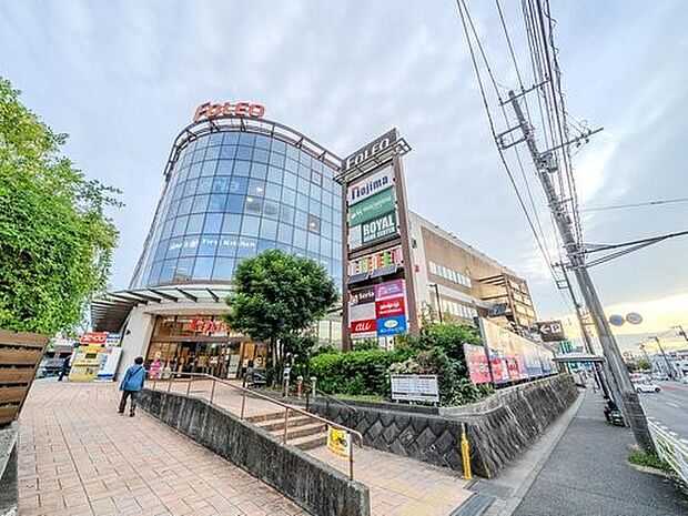 横浜四季の森フォレオ　1000m　近隣に暮らす人たちの森や自然のような存在がコンセプトのショッピングセンター。駐車場は754台分完備。 