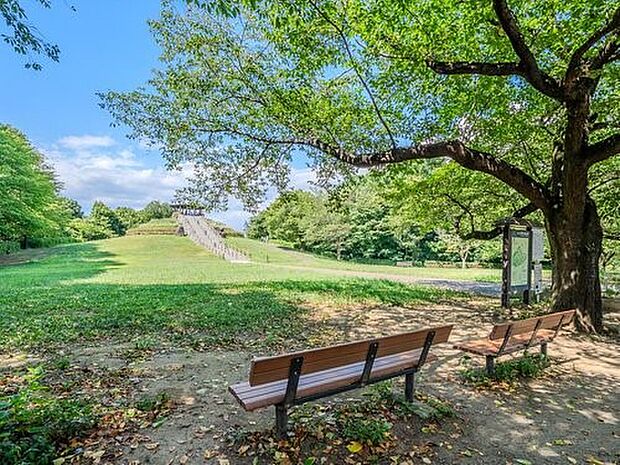 四季の森公園 280m 噴水・花壇、展望台、ジャンボすべり台、じゃぶじゃぶ池などのレクリエ−ション施設が点在する県立公園。