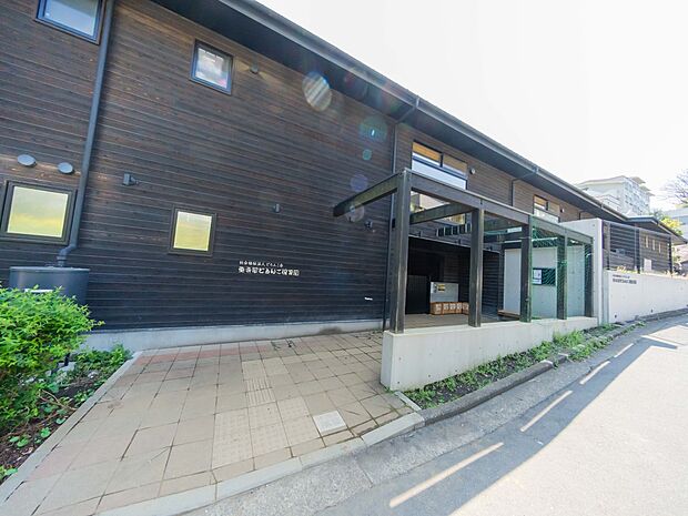 東寺尾どろんこ保育園　600m　子どもがのびのびと育つ明るい園です。いろいろな行事を通じて、子供の成長を感じることが出来ます。 