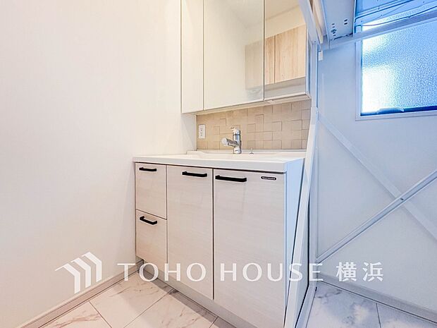 ハンドシャワー付きの洗面化粧台。朝の忙しい時間にも、手早く身支度を整えられそうです。