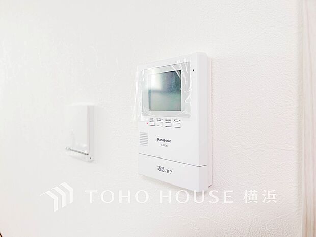 誰が来てもわかる様にモニター付きインターホンを設置。快適と安らぎを合わせた優しい設計。 
