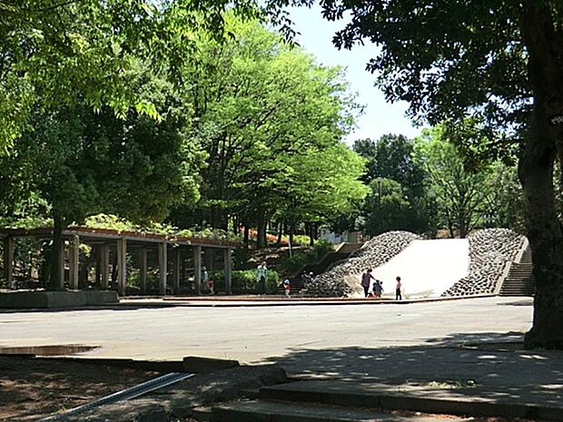 萱場公園　400m　広い芝生が魅力的な公園です。広場の外周は遊歩道になっているので散歩も楽しめます。 