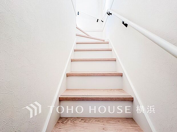 各フロアを結ぶ階段。集いの空間と一人の時間を楽しむプライベートルームをバランスよく繋いでいます。