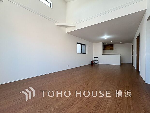 忙しい朝でも、しっかり家族が揃って食事をして頂けるゆとりある大きさのダイニングスペース。