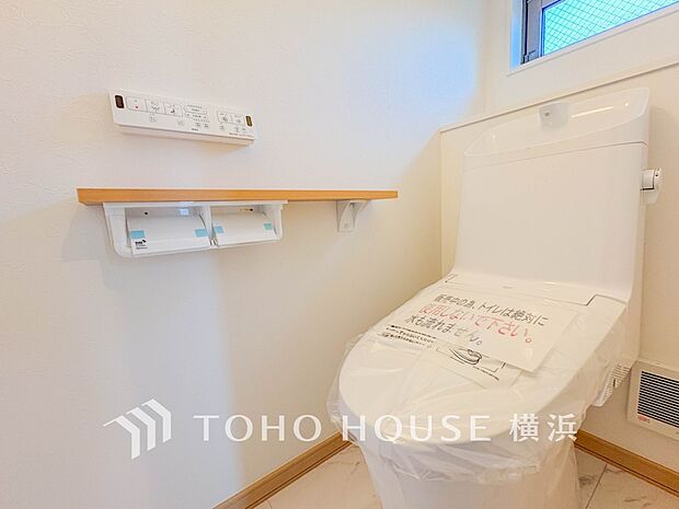 換気と明るさに配慮した、清潔感溢れるトイレ。落ち着いた空間で安らぎのひとときをお過ごしいただけます。