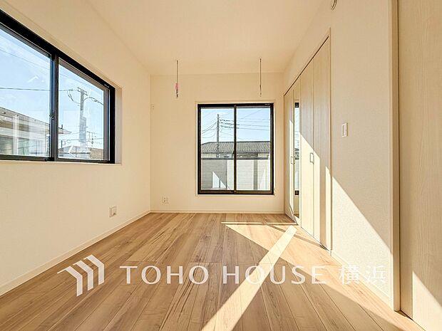 通風・採光にも優れ、心地よい光と風があふれています。プライベートな自分時間を快適に過ごせるお部屋。