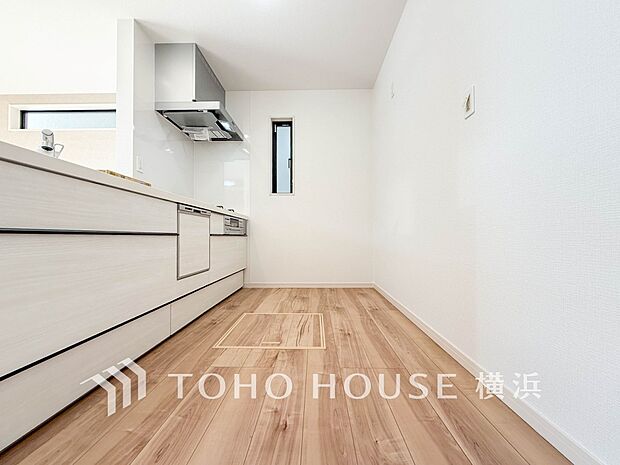 【システムキッチン 】 対面式のシステムキッチン。収納量豊富なスライド式収納。調理スペースも広く、お料理もはかどります。