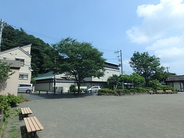 金沢町公園　400m　公園奥に称名寺市民の森が広がっているので豊かな緑を感じながらベンチでひと休みできます。 