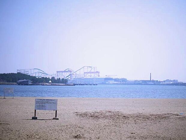 海の公園　750m　穏やかな波で小さなお子様連れでも安心して遊べる人工の砂浜。潮干狩りシーズンは大勢の人でにぎわいます。 