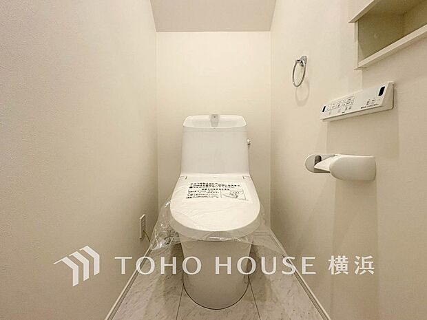 換気と明るさに配慮した、清潔感溢れるトイレ。落ち着いた空間で安らぎのひとときをお過ごしいただけます。