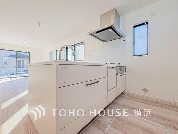 機能性とデザイン性を兼ね備えたシステムキッチン。リビングとの一体感も考慮され、美しい空間が実現。