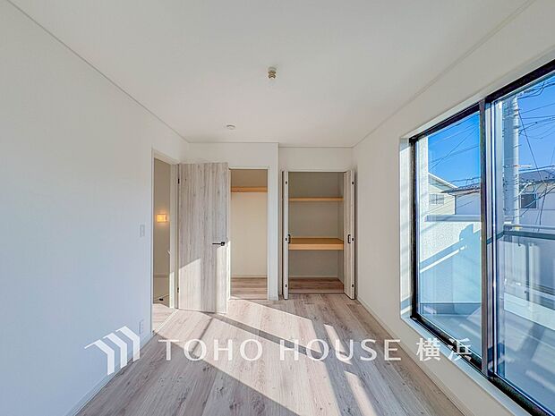 通風・採光にも優れ、心地よい光と風があふれています。プライベートな自分時間を快適に過ごせるお部屋。