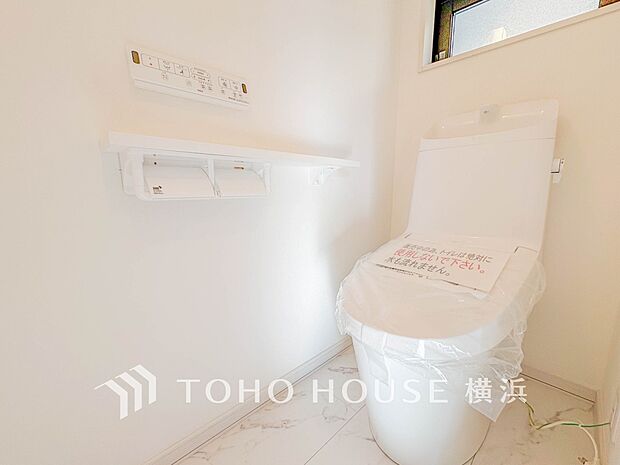 換気と明るさに配慮した、清潔感溢れるトイレ。落ち着いた空間で安らぎのひとときをお過ごしいただけます。