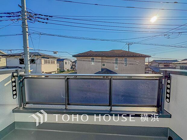 太陽の恵みをたっぷりと受けて、洗濯物も気持ちよく干せそうです。