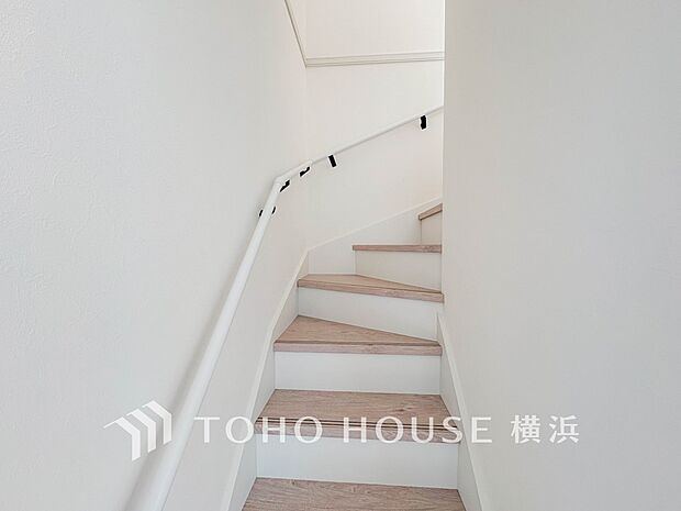 各フロアを結ぶ階段。集いの空間と一人の時間を楽しむプライベートルームをバランスよく繋いでいます。