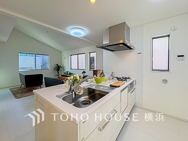 機能性とデザイン性を兼ね備えたシステムキッチン。リビングとの一体感も考慮され、美しい空間が実現。