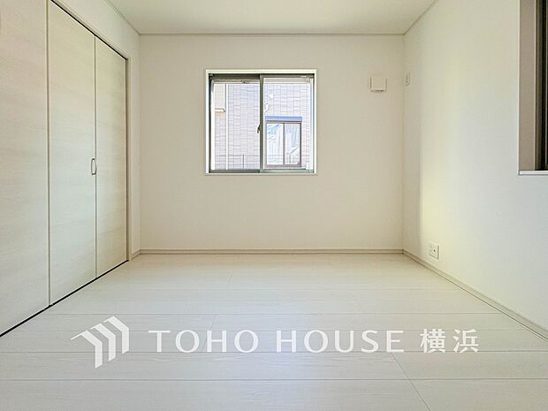 一日の疲れをいやしてくれる寝室。時を忘れて過ごす場所として過ごせるお部屋。