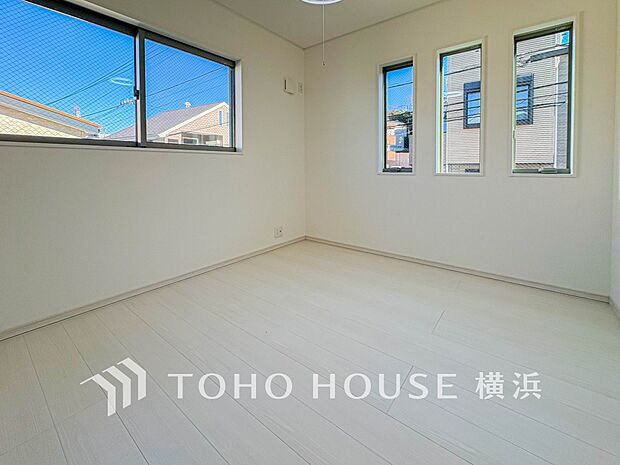 心地よい光と風があふれています。プライベートな自分時間を快適に過ごせるお部屋。