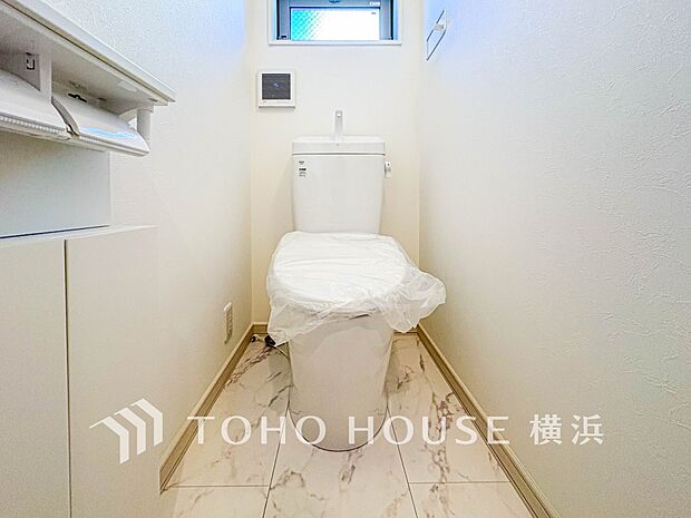 換気と明るさに配慮した、清潔感溢れるトイレ。落ち着いた空間で安らぎのひとときをお過ごしいただけます。