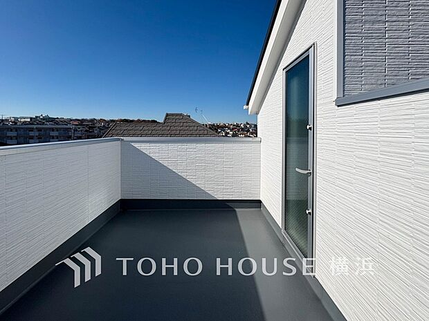 大空と眺望を心ゆくまで楽しめます。広々としたオープンエア空間が開放感あふれる毎日を演出。