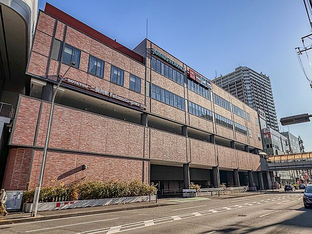 二俣川駅 （相鉄線）　1440m　『二俣川銀座』と再開発で整備される都市の街並みが融合し、趣を残しつつも更なる利便が追求されるエリア。 