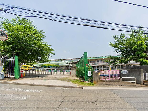 本宿幼稚園　550m　音楽や体育活動にも熱心な幼稚園。園外の畑での野菜の収穫など、自然とのふれあい保育もあります。 