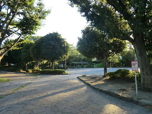南本宿公園　750m　春には桜がきれいな公園。公園内には芝生広場や果樹園などがあり、自然豊かな樹林の中を散策もできます。 