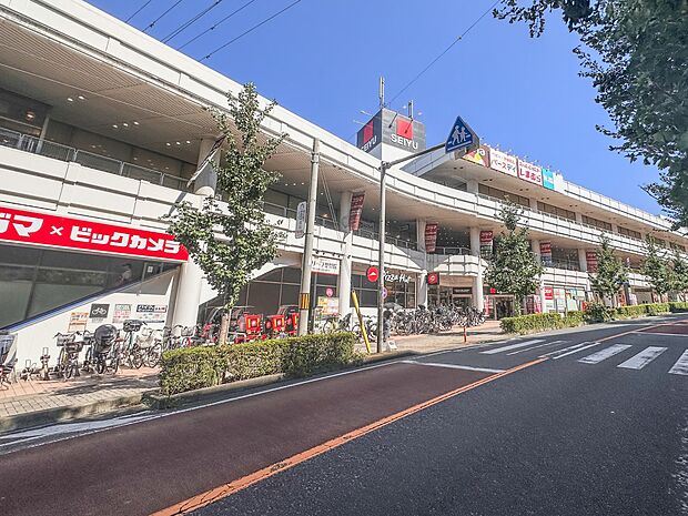 西友二俣川店　1300m　二俣川駅南口から続く通り沿いに立地する総合スーパー。食品から衣料品・日用品まで揃っています。 
