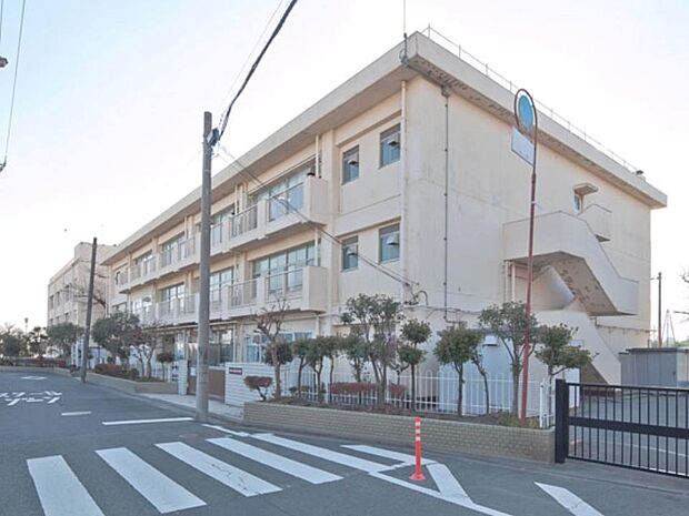 横浜市立宮田中学校 450m 徒歩7分。部活などで帰りが遅くなっても安心の距離です。