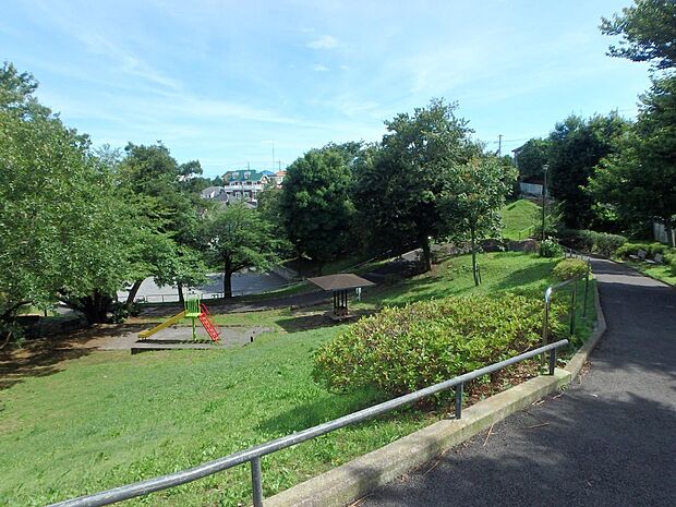 鎌谷町公園 500m 閑静な住宅街の中にある比較的大きな公園。緑も豊かで癒される空間です。