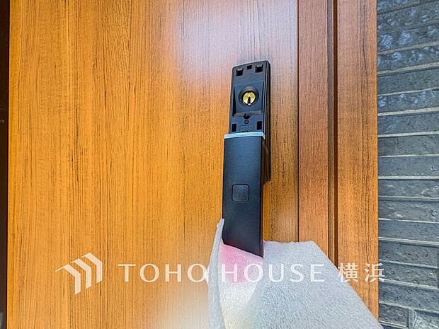 防犯性を高めるダブルロック仕様の玄関ドアを採用。日々の暮らしと大切な家族の安全をしっかり守ります。