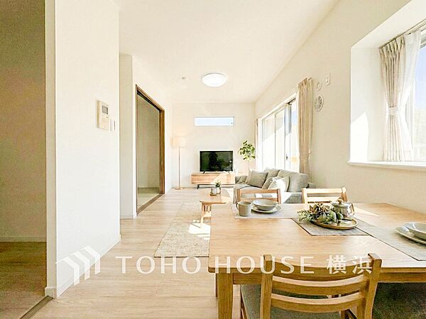 寛ぎとコミュニケーションを育む居心地のよい場所。（家具・装飾品はAI加工です）