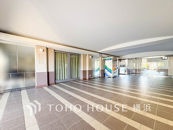 住まう誇らしさと安心感を演出する落ち着いた雰囲気のエントランス。