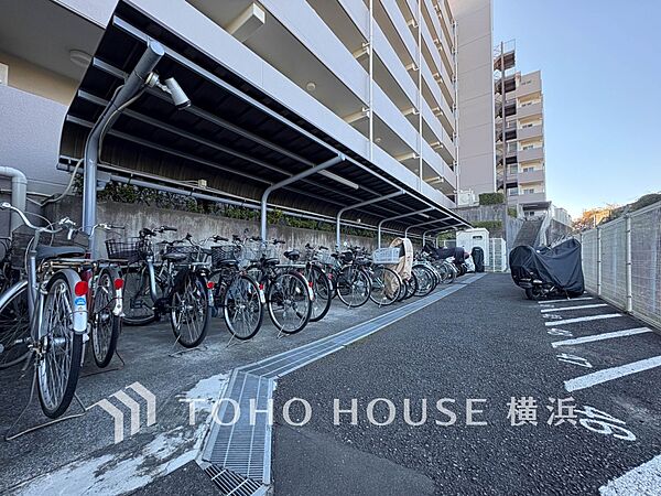屋根付きの駐輪スペースは、雨風から大事な愛車を守ってくれます。