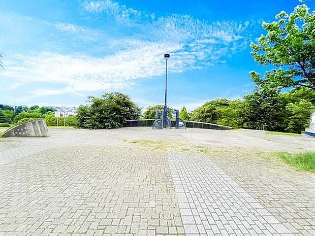 東山田公園　400m　高台にあり眺めがよい公園。なだらかな丘陵でのんびりとしています。 