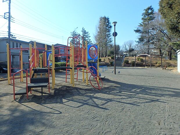 今宿中沢公園　1100m　すべり台・ブランコなどの遊具がある公園です。 