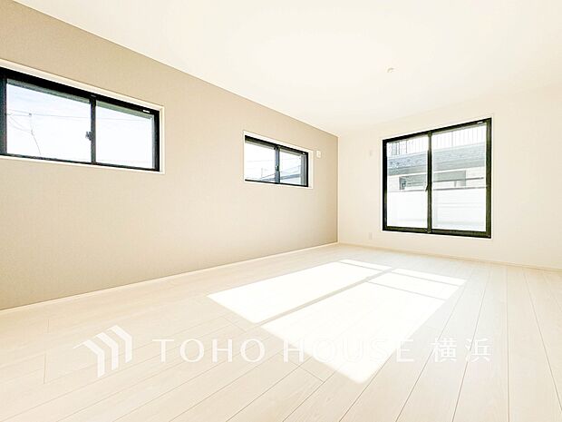 光と風があふれる開放的なリビングダイニングには自然と家族みんなが集まってきます。