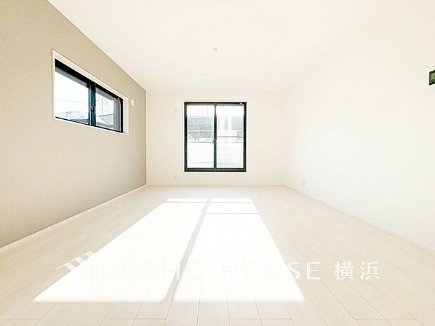 忙しい朝でも、しっかり家族が揃って食事をして頂けるゆとりある大きさのダイニングスペース。