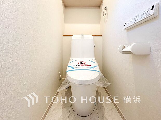 トイレはシンプルにホワイトで統一。多機能型の温水洗浄付き。
