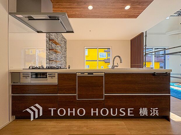 明るい自然光が入るキッチン。家族そろってキッチンに立っても調理がしやすく余裕の広さ。