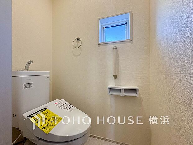 換気と明るさに配慮した、清潔感溢れるトイレ。