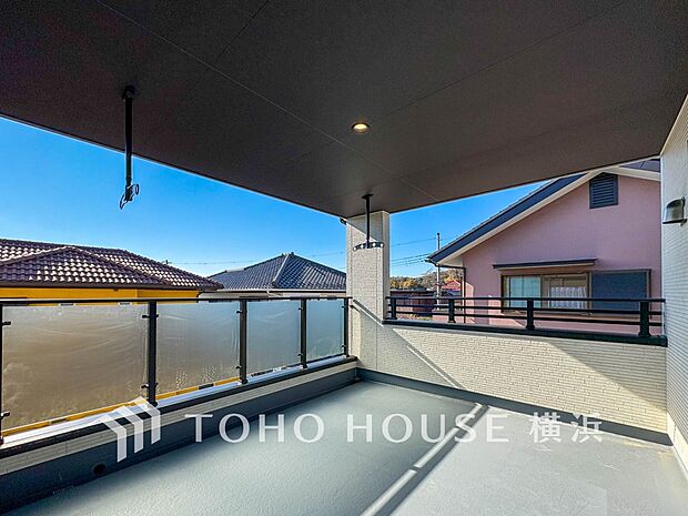 心地よい陽射しや暖かな風を楽しむことが出来るインナーバルコニー。