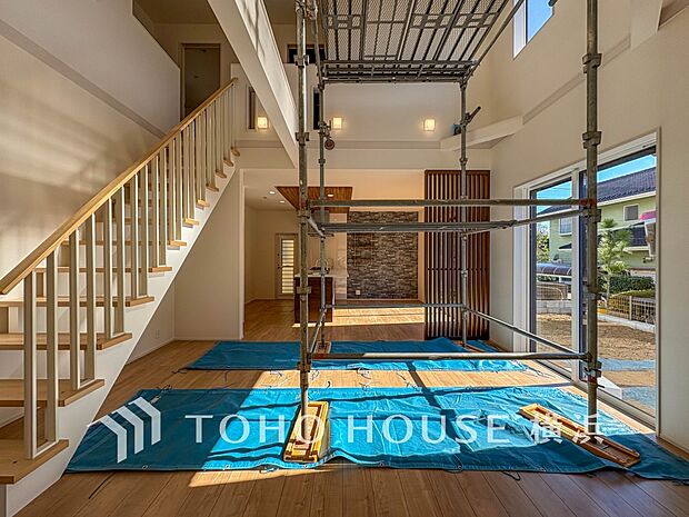 豊かな光が照らすこの場所は、たわいもない会話を楽しみ、ゆったりとした時間を過ごす場所。