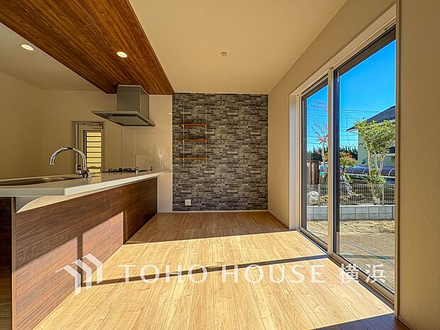 ここはみんなが集い、食事と楽しい会話が始まるスペース。