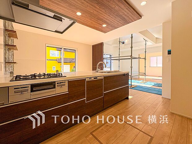 対面キッチンでリビングのご家族と会話を楽しみながらお料理できます。