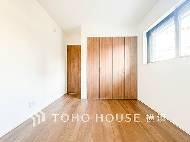 一日の疲れをいやしてくれる寝室。時を忘れて過ごす場所として過ごせるお部屋。