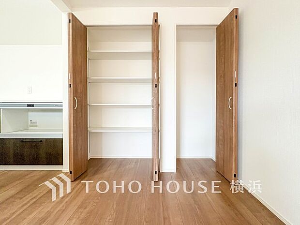 パントリーには缶詰や調味料などの食品類、かさばるペーパーやラップ類をまとめて収納できます。