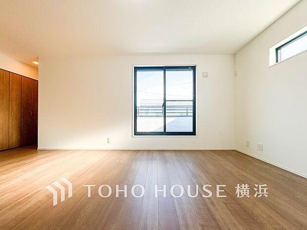 光と風があふれる開放的なリビングダイニングには自然と家族みんなが集まってきます。