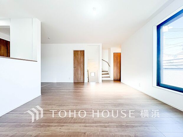 忙しい朝でも、しっかり家族が揃って食事をして頂けるゆとりある大きさのダイニングスペース。