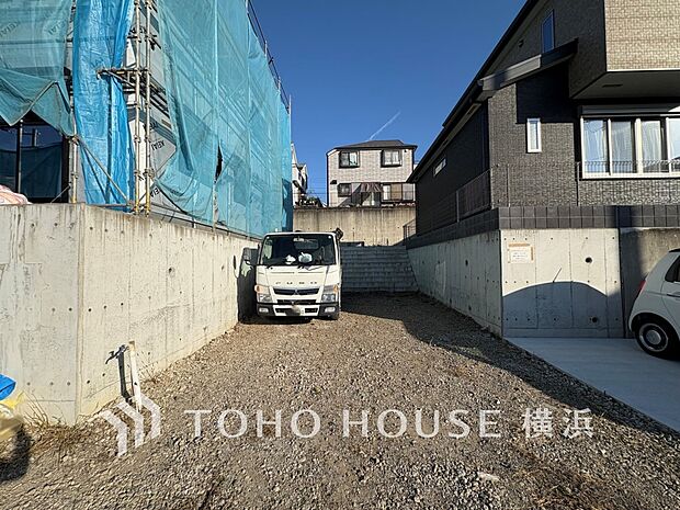 敷地内に駐車スペースがあると、日々の暮らしのをスムーズに運ぶ事が出来ます。（2025年12月撮影）